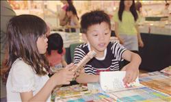 會場上也可以看到許多孩子們在低聲討論書籍的精采內容。