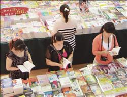 各式各樣的童書百花齊放,而出版社給予的超值價格,更讓不少家長可以安心地為孩子盡情選購當課外讀物。