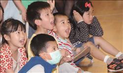 文學月活動透過說故事的方式帶領孩子走進文學世界。