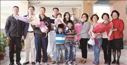 陳志瑋(左四)特地從臺北帶著妻小,親自出席落成典禮,並獻花感謝3名老師昔日的諄諄教導。