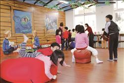 館內還增設了一個「故事角」,裡頭擺了一些懶骨頭和抱枕等,讓小朋友可以更隨興地看書。