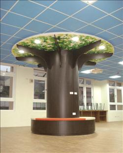 新落成的「杉怜圖書館」,以樹屋的意象為主題。