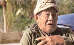 部落中的原住民交換著記憶中的故事。