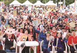 臺中市政府文化局舉辦「悅讀踩街大遊行」活動,號召千人拿書大會師。(臺中市政府文化局提供)