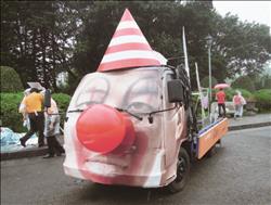 美好的閱讀」書香大遊行活動,以「向大師致敬」為主題設計文學花車。(國家圖書館提供)