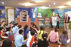 南投縣政府文化局圖書館選舉辦「夜宿圖書館之書鄉,尋夢遇客家」活動,以客家帶動唱方式,讓小朋友認識客家文化之美。(南投縣政府文化局圖書館提供)