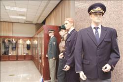 「國際關務區」展示出20 多個國家的海關人員制服。