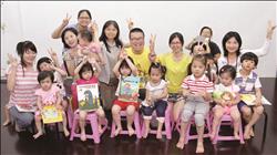 書店老蕭文福是大家口中的「福爸爸」( 中)，除了喜歡說故事給小朋友聽，也長期捐書給各級學校。