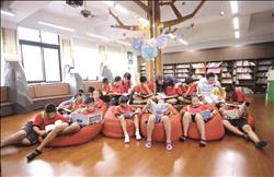 泰武國小的圖書室,利用大大的懶骨頭,讓原本在身體裡跳動的活潑因子,因為舒適的空間而安定,完全沉浸在書本的世界。