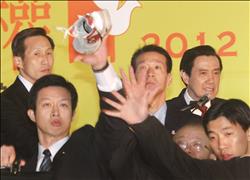 「突發新聞類」第一名高彬原,以敏銳的觀察力,拍攝到總統馬英九參加世界人權日活動,被民眾嗆聲丟擲運動鞋,維安人員眼明手快,將鞋子拍掉的精彩畫面。