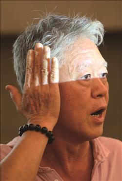 「肖像類」第一名吳翊寧,拍攝作家蔣勳為視障者說書談美學,描述自己近距離觀看「蒙娜麗莎的微笑」真跡畫作後的感官衝擊。