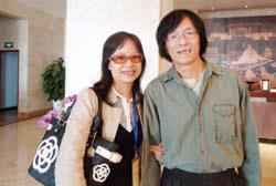 教師精進「2010 亞洲兒文大會」黃愛真與大陸兒文知名作家班馬合照。(黃愛真提供)