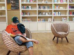 外勞愛上圖書館的閒適氛圍。