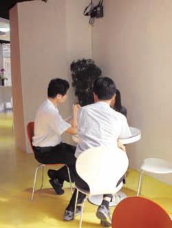 在悅讀館內,可以小憩、討論。