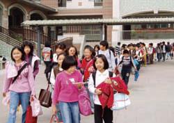「走路上學計畫」，鼓勵學生上下學時間走路強身。