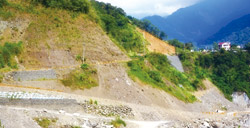 21 號公路路段消失，到那瑪夏得走河床。