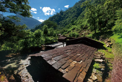 園區中的布農族家屋，石板屋頂展現最原始的建築技術。