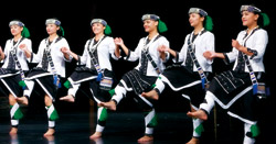 「娜麓灣劇場」表演噶瑪蘭族樂舞。