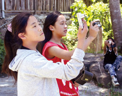 新光國小司馬庫斯實驗分班學生透過攝影閱讀部落。( 新光國小提供)