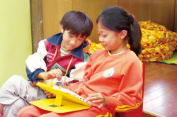 在光泉文教基金會的贊助下，讓學生可以透過平板電腦，體驗不一樣的閱讀樂趣。
