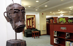 張光直紀念圖書室以人類學、考古學、民族學、博物館學及原住民等為主題館藏。