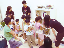 館內藏書豐富,除了一般的報章雜誌外,還採購許多給青少年及兒童閱讀的讀物。