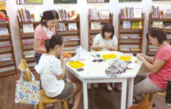 圖書館開設才藝課程，大人小孩玩得開心。