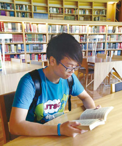 AIU 的圖書館大受學生好評的重要原因是全天候開放讓學生可以依照自己的作息利用。