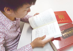 《字頭子》將214 個部首字以貼近生活的分類，讓學生查閱起來能夠更得心應手。( 楊亞宸攝)