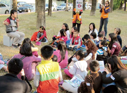 臺灣閱讀節推出草地閱讀宴，超過百人共襄盛舉。（國立公共資訊圖書館提供）