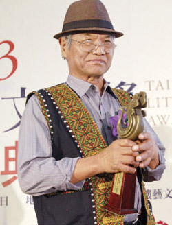 台灣文學獎長篇小說得主作家李喬。