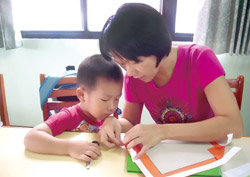 親子一起製作手工書。（大林鎮立圖書館提供）