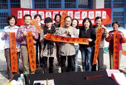 春聯揮毫活動，好不熱鬧。（大林鎮立圖書館提供）