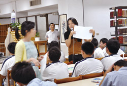 負責推動內湖高工閱讀的優良教師李介立(右持麥克風者)。