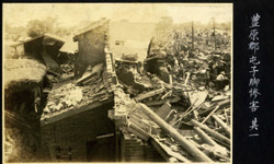 《臺灣中部大震災寫真帖》第一手的震災史料，記錄臺灣地震史上死傷最慘重的1935年新竹州、臺中州大地震。
