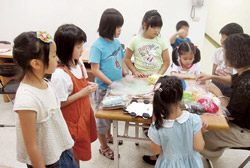 2013年故事歡樂派，張素禎老師帶小朋友以輕黏土創作。（華婉兒童圖書館提供）