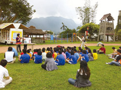 「小太陽ㄅㄨㄅㄨ車」跑遍花蓮各偏鄉部落、學校，說故事給孩子聽。（新象繪本館提供）
