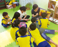 新象社區交流協會創辦人陳麗雲醫師為孩子說故事。（新象繪本館提供）