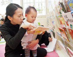 向內傾斜的書架方便0~3歲寶寶拿取閱讀。