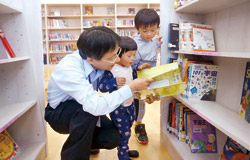 中庄分館主任周黃俊達親自接待小朋友。