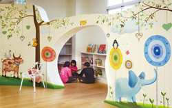 一樓兒童室的設計風格，以城堡格局結合森林童話圖案。