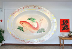 入口超大型「魚仔盤」是碗盤博物館的鎮館之寶。