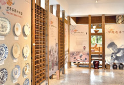 碗盤博物館展間經過特別設計，以防止地震時受損。