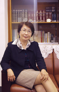 宋雪芳於淡江大學資圖系開設圖書館實習課程，落實理論與實務並重的教學理念。