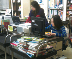 淡江大學資圖系學生協助正德國中圖書館，進行圖書編目工作。（淡江大學資圖系提供）