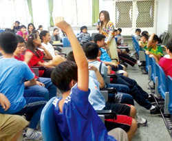 臺灣新移民協會理事長麥玉珍到學校演講自己的生活經驗與母國文化。（臺灣新移民協會提供）