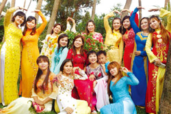 臺灣新移民協會理事長麥玉珍(中)與新住民姊妹穿著母國傳統服裝表演舞蹈，讓民眾認識東南亞文化。（臺灣新移民協會提供)