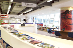 「美國資料中心」的館藏涵蓋美國歷史 、文學、小說、童書、藝術、英語教學及留學與旅遊等主題，多由美國國務院精選主題後寄送。