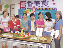 來自不同國家的新住民在圖書館分享美食與交流感情。