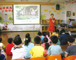 新住民回饋社會，在圖書館擔任故事媽媽說故事給孩子聽。